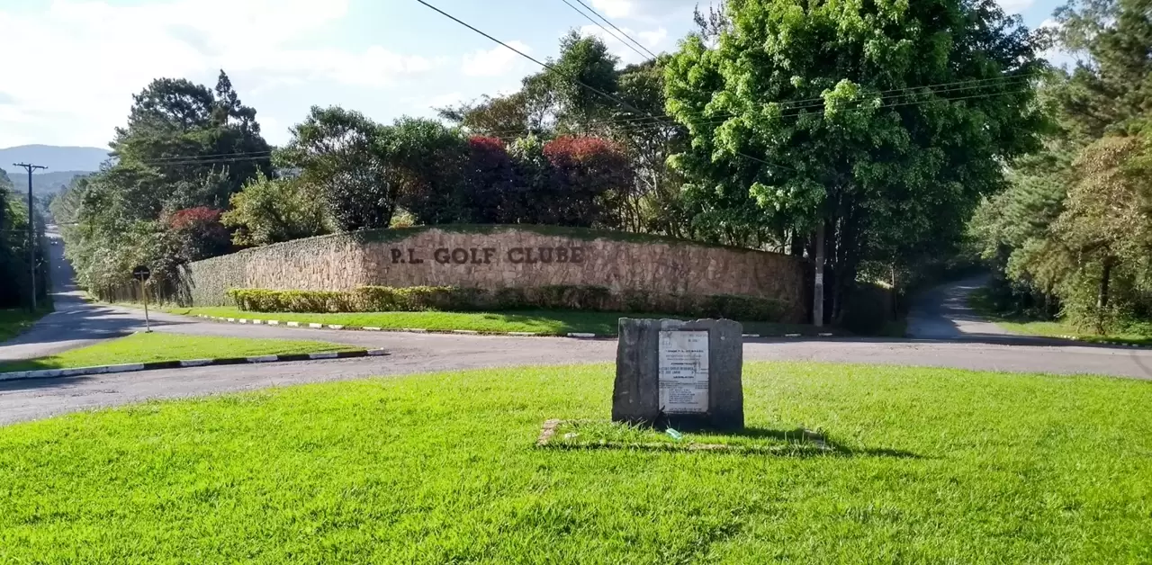 Instalação do letreiro "PL GOLF CLUBE" na entrada